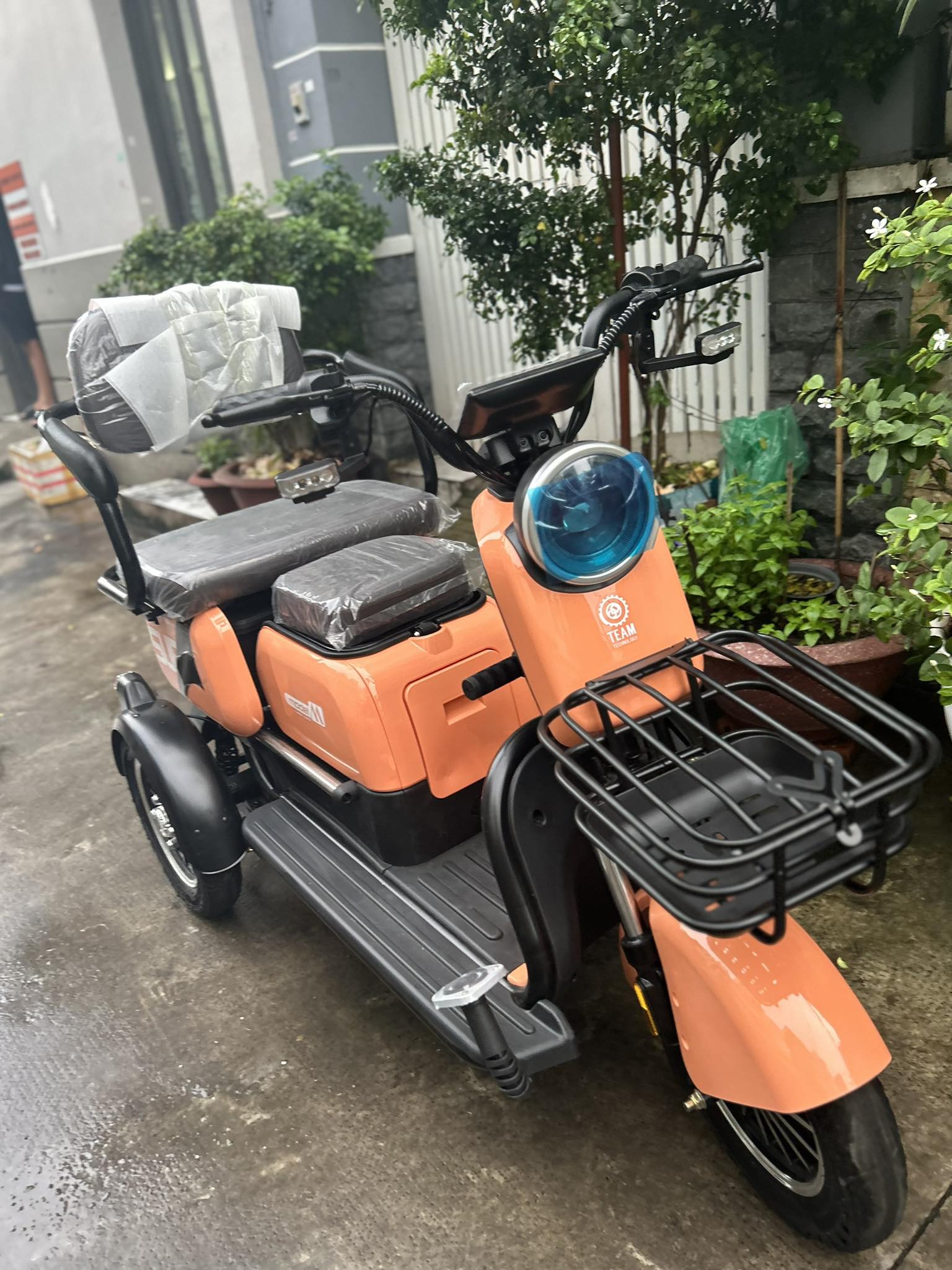 Xe Điện 3 Bánh 10 In Kiểu Mới màu Cam Sữa - Hình ảnh 3